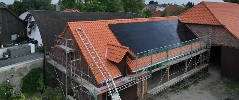 PV-Anlage auf einem Bauernhausdach – Luftaufnahme